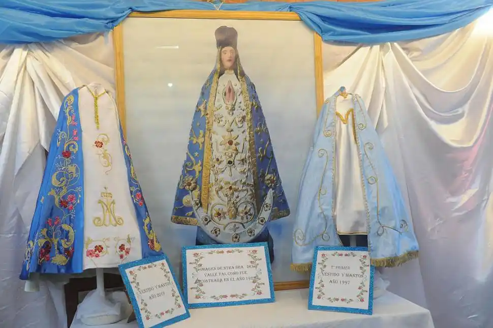 VESTIDOS. Se exponen los trajes que  encargan los promesantes. 