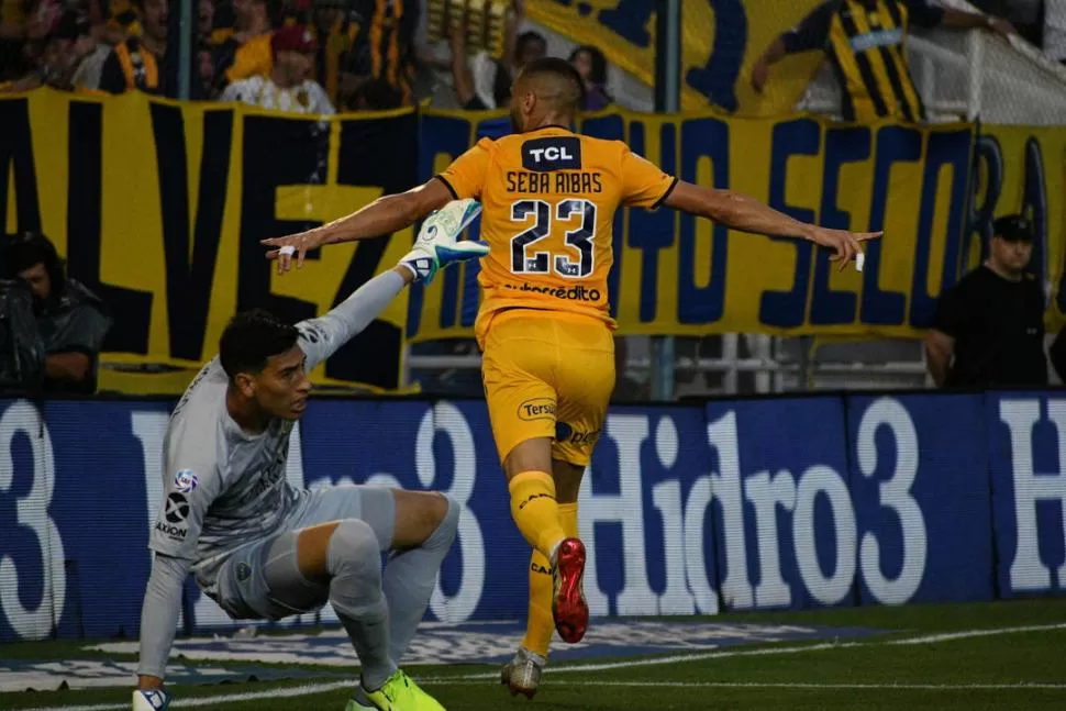 CONTRACARA. Esteban Andrada ya fue vencido, Ribas sale a festejar el gol. 