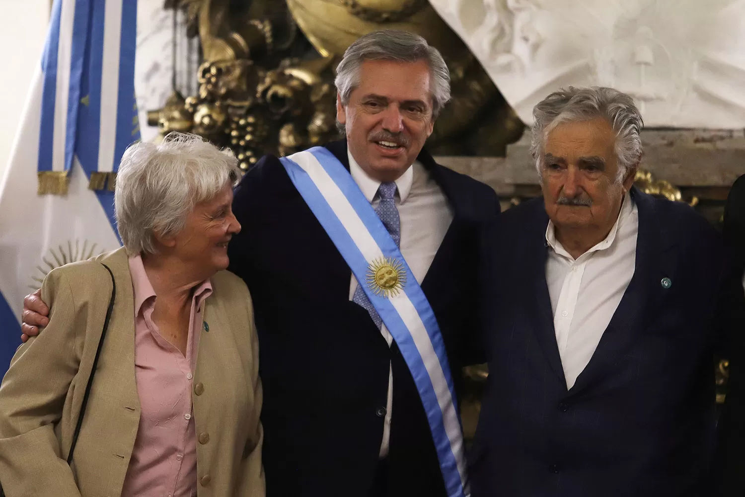 FELICES. Alberto posa con Pepe Mujica y su esposa, la senadora Lucía Topolansky. REUTERS