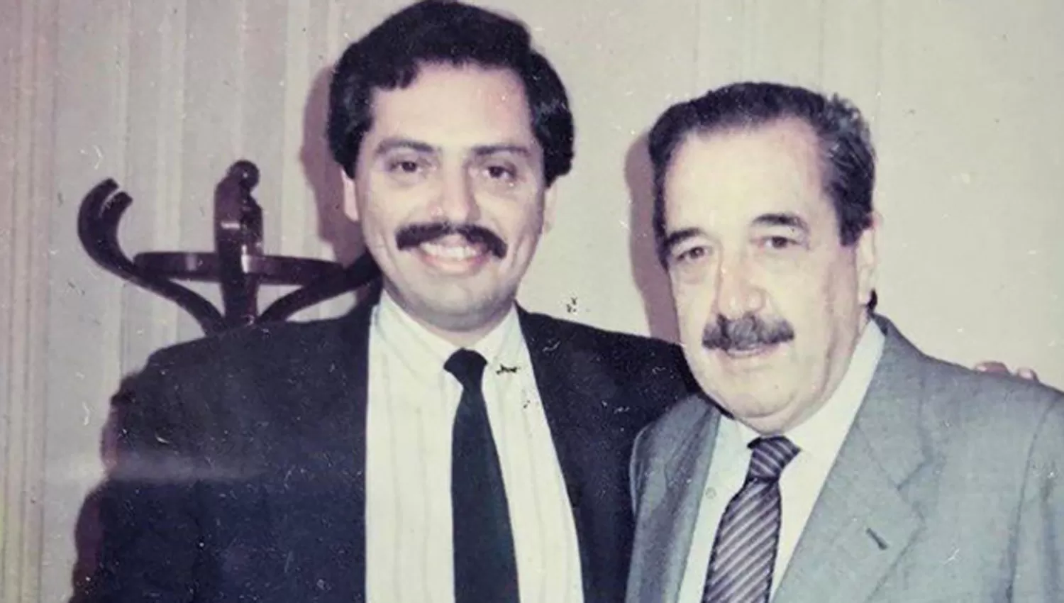 EL PRIMERO Y EL ÚLTIMO. Alberto Fernández junto a Raúl Alfonsín, en una foto tomada en 1983.