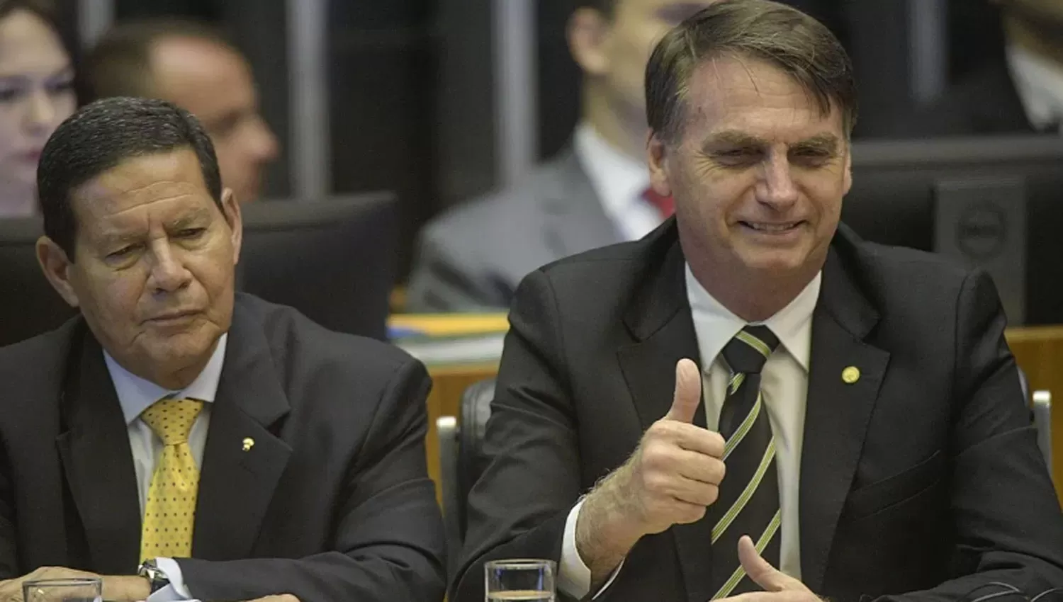 PACIFICADOR. Mourão, a la izquierda de Bolsonaro, puso paños fríos a la tensa relación entre los dos países.