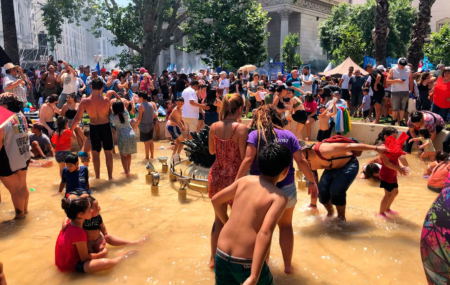 Como en el 45, los militantes metieron las patas en la fuente” de la plaza de Mayo