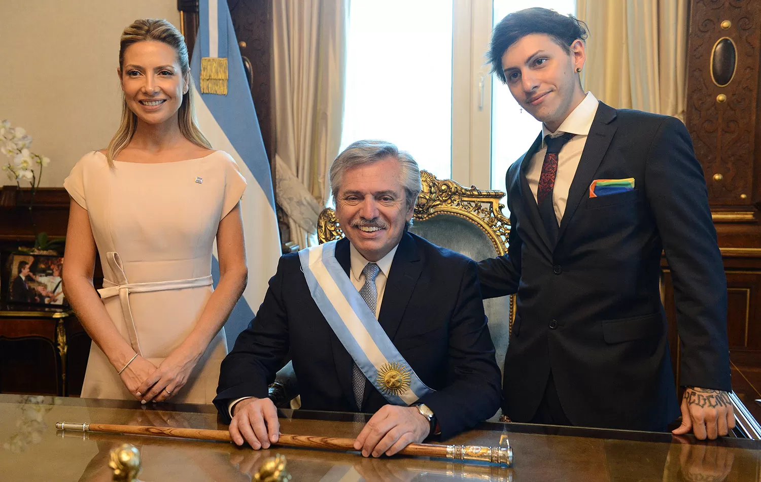 En familia, el presidente Fernández posó en la Casa Rosada.
