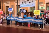 Padres y alumnos de la Facultad de Medicina protestan en el Rectorado
