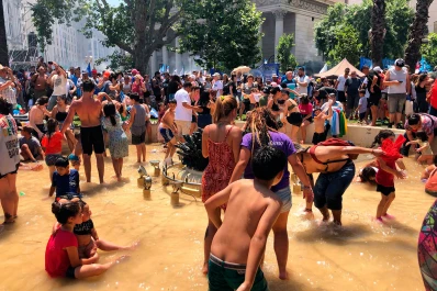 Como en el 45, los militantes metieron las patas en la fuente” de la plaza de Mayo