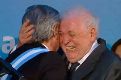 Lejos de la solemnidad, la jura transcurrió entre chanzas, ironías y uno que otro golpazo