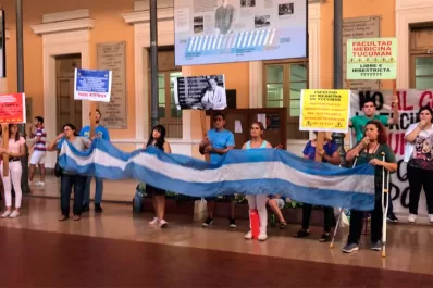 Padres y alumnos de la Facultad de Medicina protestan en el Rectorado