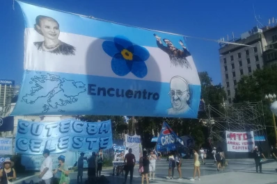 Plaza de Mayo: sin rejas y con puestos de choripán