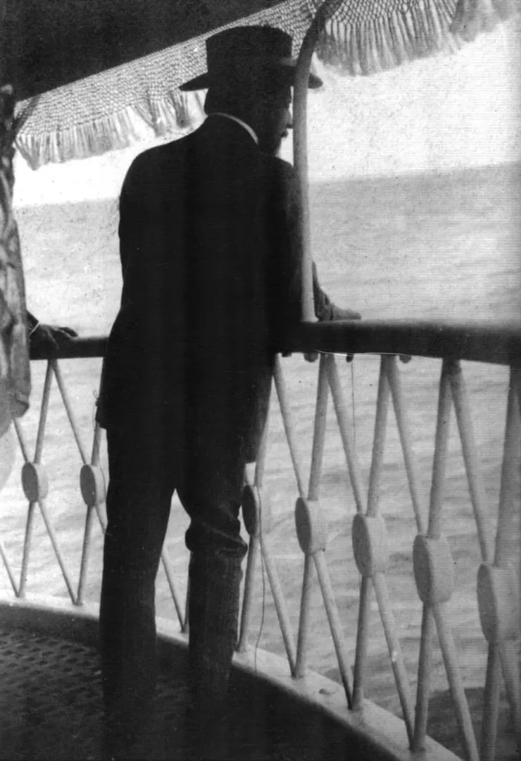 JULIO ARGENTINO ROCA. Fotografiado de espaldas, durante uno de sus viajes en barco. 