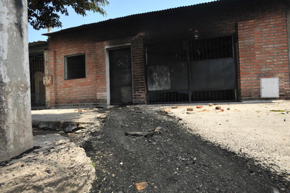 QUEMA DE CUBIERTAS. El fuego llegó hasta la casa de uno de los jóvenes que había participado en el tiroteo. LA GACETA / FOTOS DE ANTONIO FERRONI