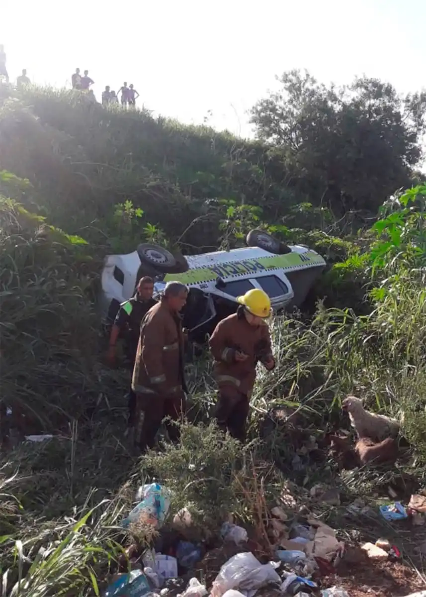 Patrulleros del 911 cayeron por un barranco mientras perseguían a un ladrón