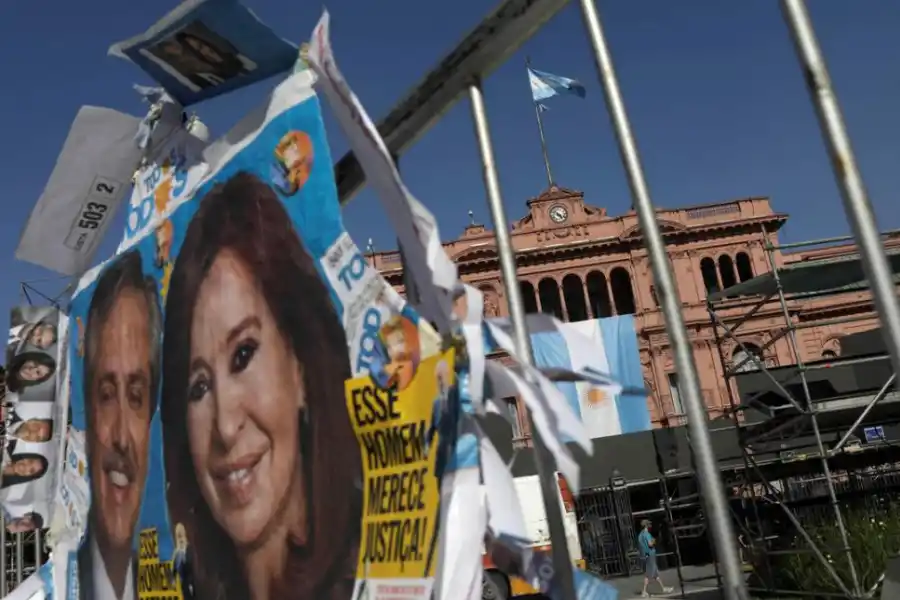 TODO LISTO. En Plaza de Mayo montaron escenarios y pantallas gigantes para los festejos por la asunción de hoy. reuters