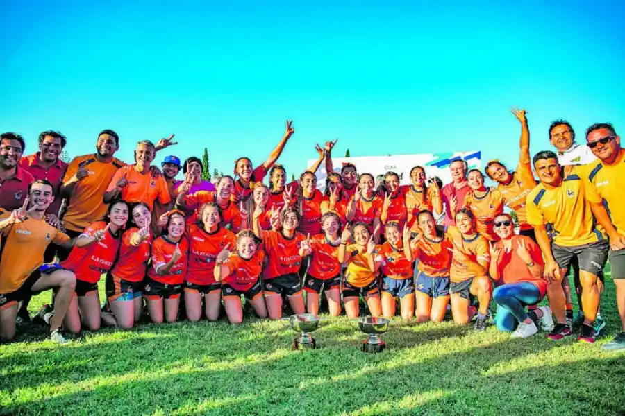 IMPARABLES. Las Naranjitas (aquí celebrando con las Mayores) arrasaron a todos sus rivales en la primera edición del Seven Juvenil. fotos prensa uar