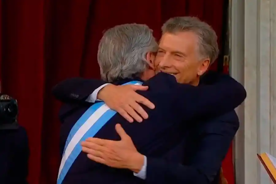 EL SALUDO. El abrazo entre Alberto y Macri luego del traspaso de mando.