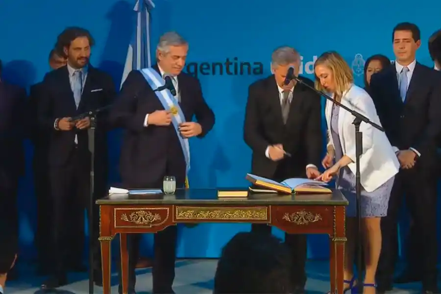 Lejos de la solemnidad, la jura transcurrió entre chanzas, ironías y uno que otro golpazo