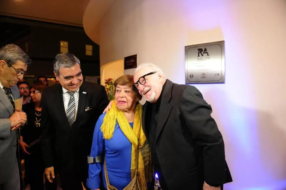 AMISTAD. Pepe Soriano abraza a Rosita Ávila en el teatro municipal. la gaceta / foto de héctor peralta 
