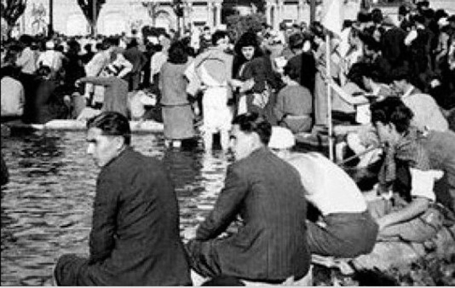 Como en el 45, los militantes metieron las patas en la fuente” de la plaza de Mayo
