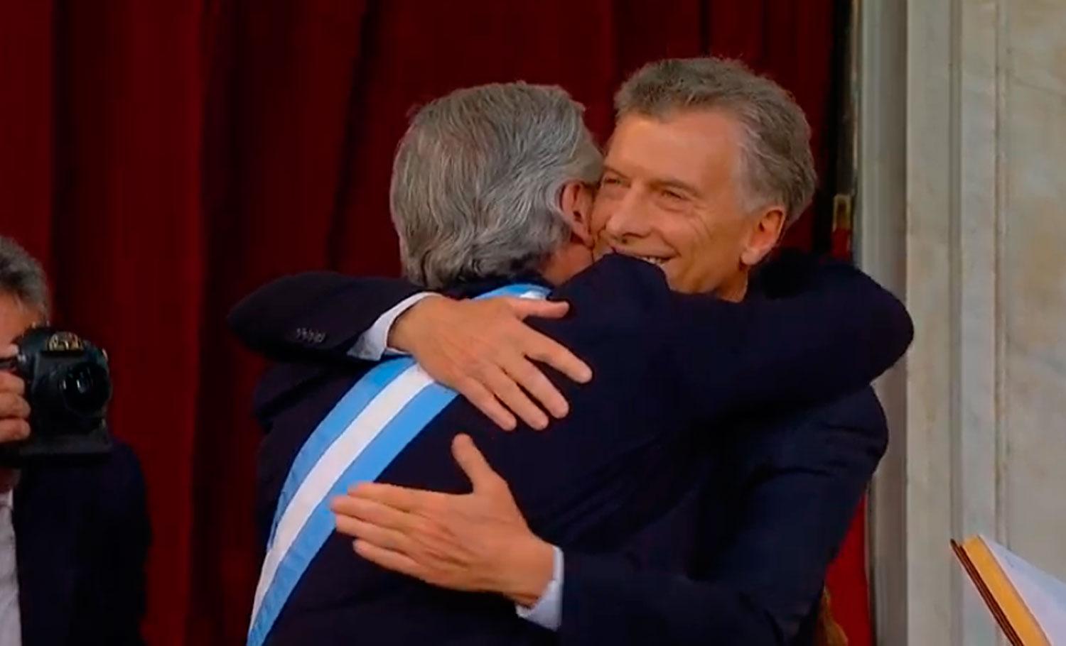 EL SALUDO. El abrazo entre Alberto y Macri luego del traspaso de mando.
