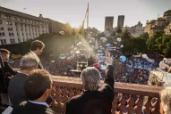 Los seguidores de Alberto Fernández armaron una fiesta en la Plaza de Mayo
