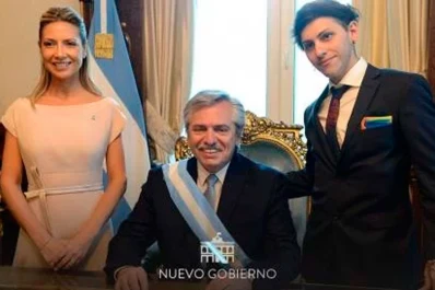 “Demasiado tiempo vestidos formalmente”: la foto viral de Estanislao Fernández y su novia