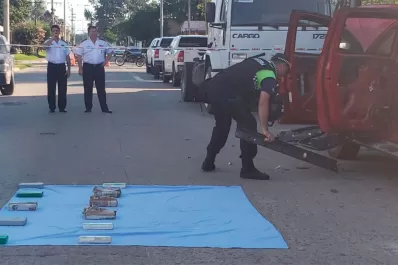 Trasladaban al menos 10 kilos de cocaína, ocultos en una camioneta
