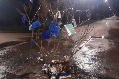 Armaron un árbol de Navidad sobre un hueco de la SAT y le piden a Papá Noel que lo tape