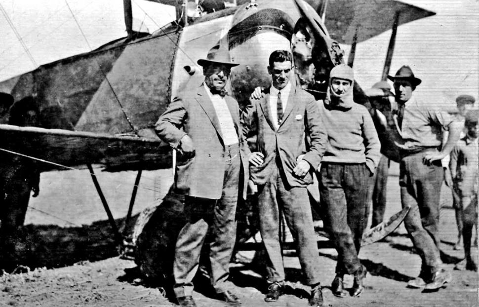 PIONEROS. El doctor Posse, el capitán Holland, Luis Posse y un mecánico, en 1920.