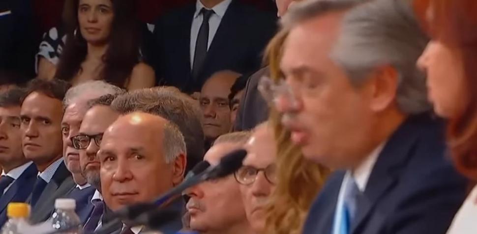 mirada atentaRosenkrantz y Lorenzetti escuchan y observan a Fernández durante el discurso.