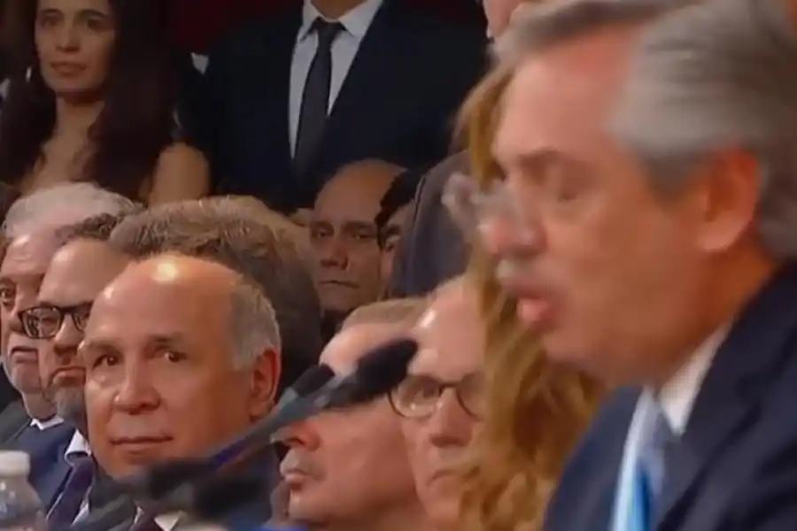 mirada atentaRosenkrantz y Lorenzetti escuchan y observan a Fernández durante el discurso.