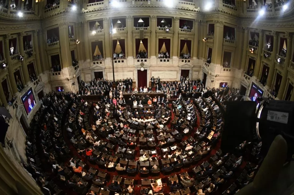 LA CEREMONIA EN EL CONGRESO. Senadores, diputados e invitados especiales participaron ayer del traspaso de mando de Macri a Fernández. télam