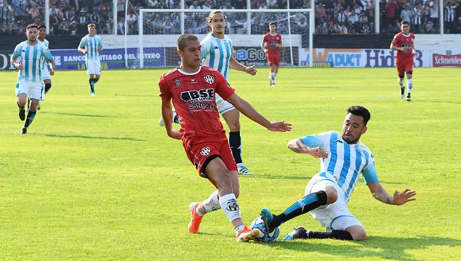 Facundo Melivilo, en acción contra Atlético por la Superliga. (FOTO TOMADA DE www.diariopanorama.com)