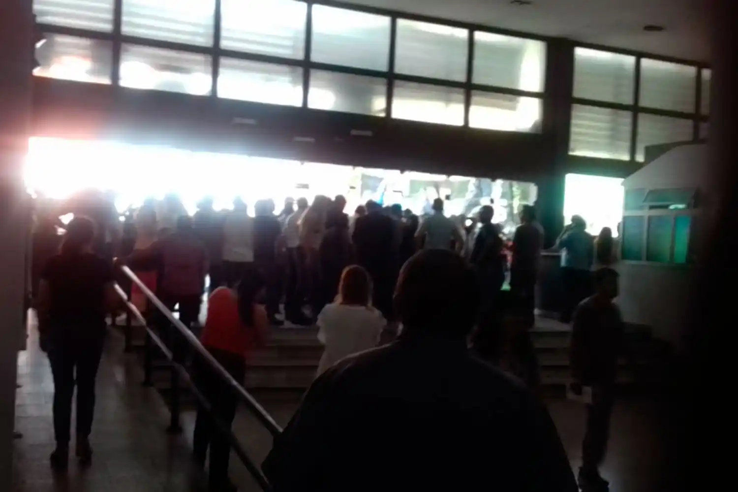 Reclamaron las cajas navideñas y provocaron incidentes en la Municipalidad