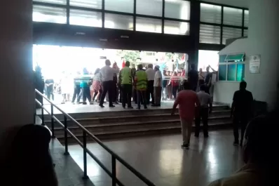 Reclamaron las cajas navideñas y provocaron incidentes en la Municipalidad