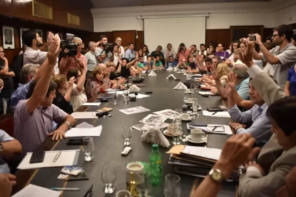 La tasa de médicos egresados quintuplica la media de la UNT