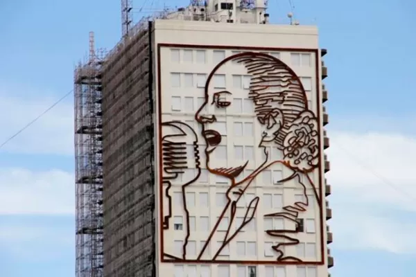 Iluminada y eterna: vuelven a encender la imagen de Evita en Desarrollo Social