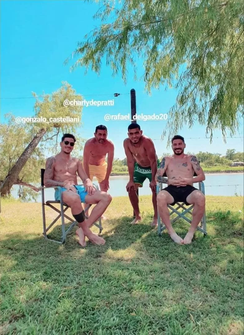 EN EL RÍO. Castellani, Rafael Delgado y José Luis Fernández, de vacaciones. 