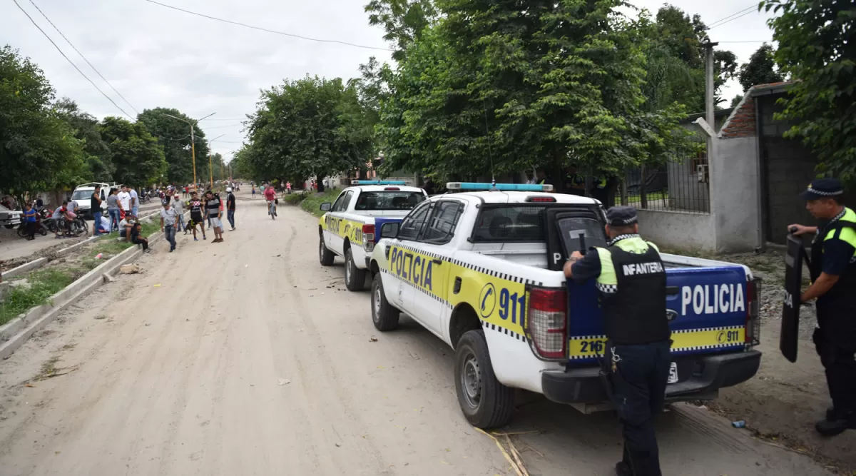 PREPARADOS PARA INTERVENIR. Efectivos de la Policía realizaron guardias en el barrio Villa Nueva para evitar que se registraran nuevos incidentes.