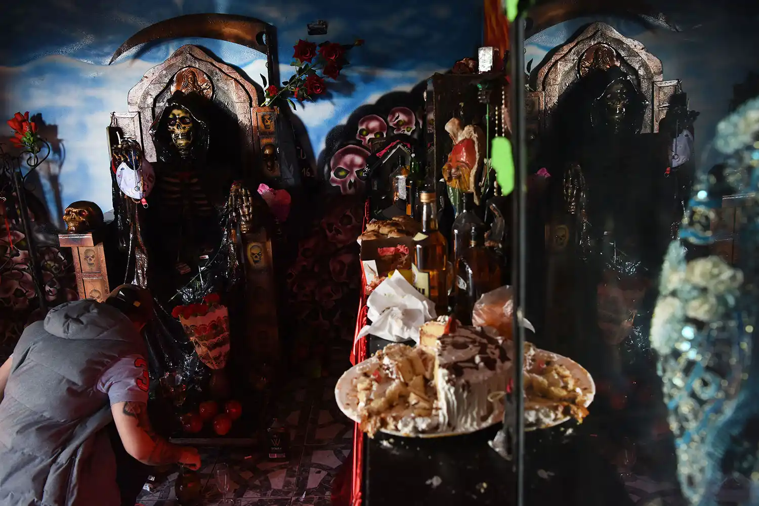 OFRENDAS. Los fieles llevan desde comidas, cigarillos, joyas, dinero y bebidas. LA GACETA / DIEGO ARÁOZ