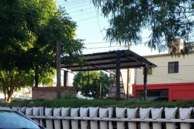 Mudó la parrilla de la vereda a las vías del tren