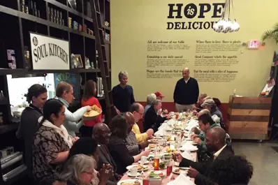 El lado solidario de Bon Jovi: de la música a sus restaurantes solidarios