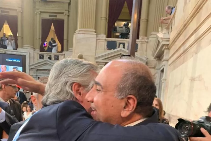 EN EL CONGRESO. Fernández y Manzur se abrazan, luego de que el primero asumiera como Presidente.  