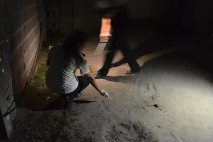  TRABAJANDO. Los peritos buscan pruebas en la escena del crimen.