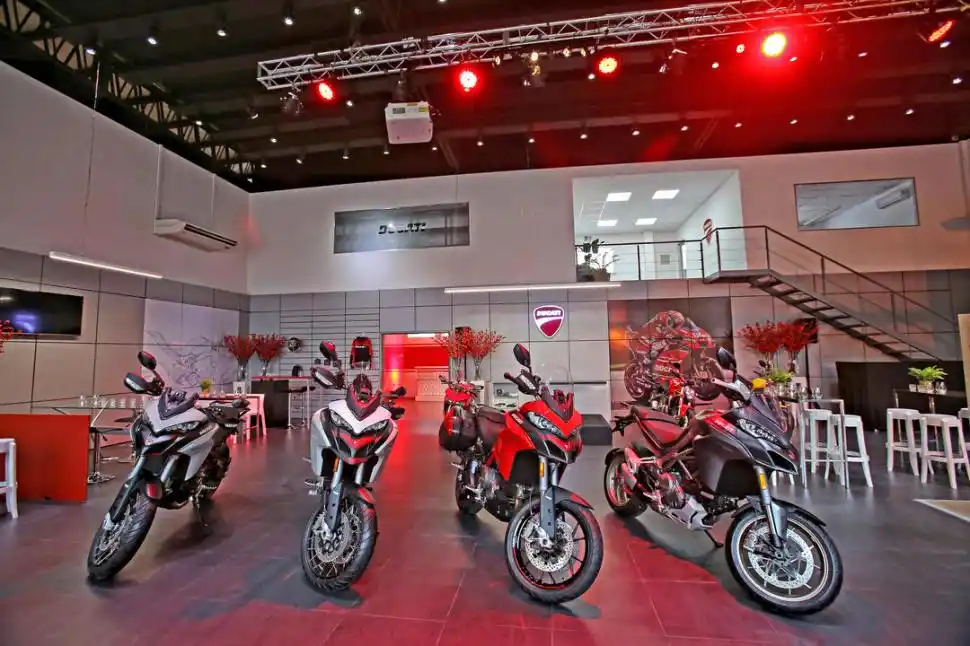 SHOWROOM. En el local se exhiben  motos, indumentaria y accesorios. 