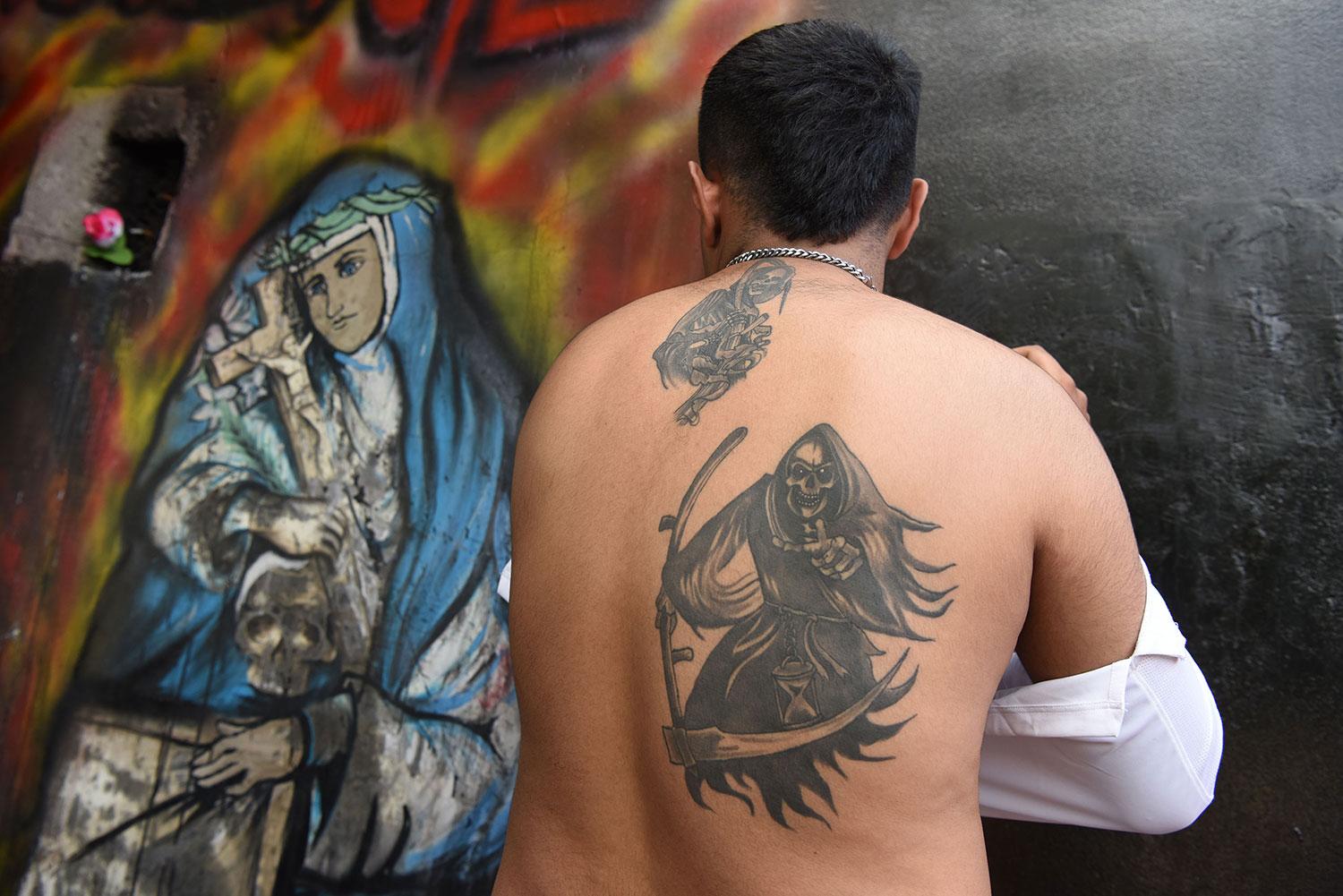 EN LA PIEL. Los tatuajes de San La Muerte predominante entre sus seguidores. LA GACETA / DIEGO ARÁOZ
