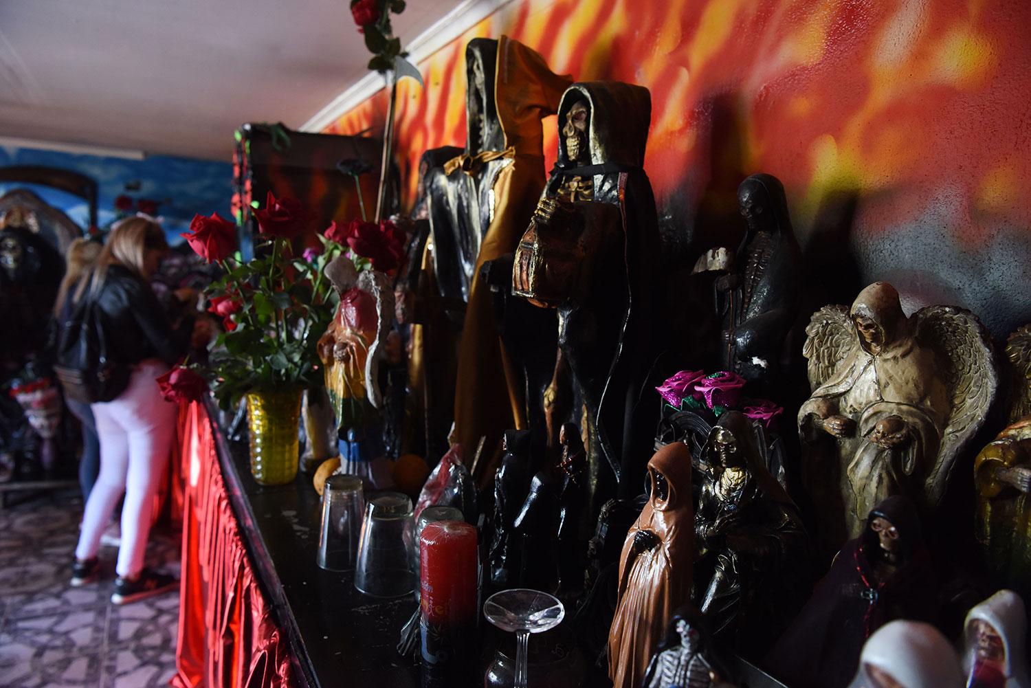 RECUPERADAS. Las imágenes donadas de San La Muerte fueron reconstruidas. Una noche le predieron fuego al lugar. LA GACETA / DIEGO ARÁOZ