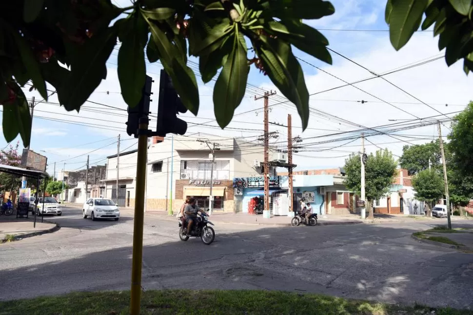 EN LA VÍA PÚBLICA. En la esquina de 25 de Mayo y México interceptaron a Gonzalo Figueroa. la gaceta / foto de DIEGO ARAOZ