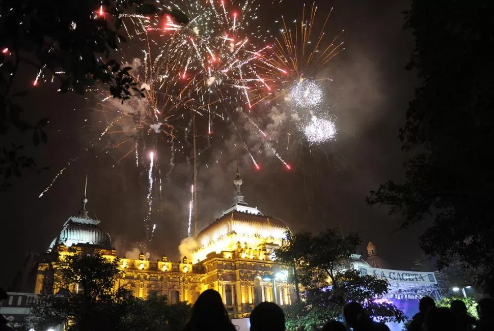 FESTEJO. Fuegos artificiales estallan sobre la Casa de Gobierno e iluminan el cielo de la ciudad.  