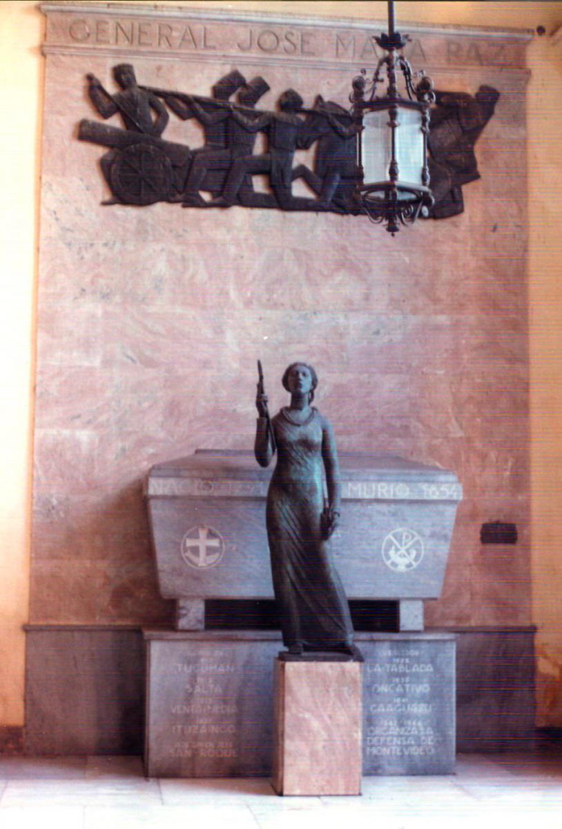 LA TUMBA. Los restos del general José María Paz descansan en el atrio de la Catedral de Córdoba.