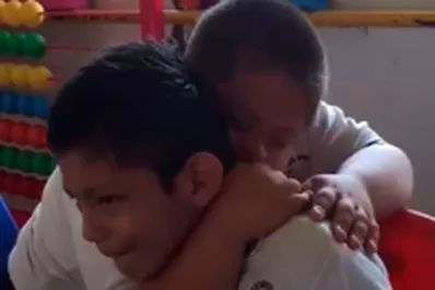 Inspirador: niño con síndrome de Down calma a otro con autismo