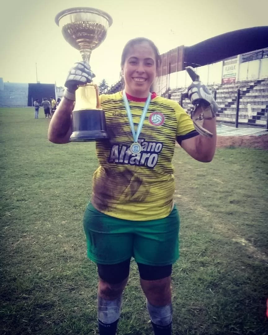 FIGURA: Paula Nieto (San Jorge) muestra el trofeo del Clausura.   